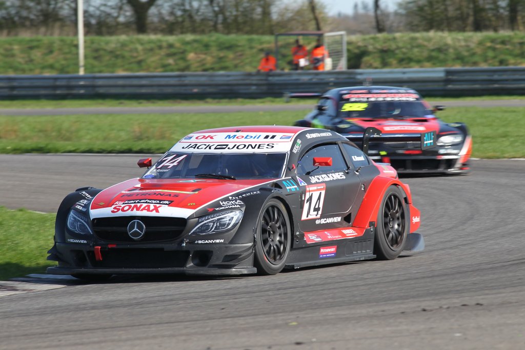 Kevin Rossel (14) kunne udnytte en lille fejl fra Kevin Verner (512) til at gå forbi og vinde finalen for OK Mobil 1 Danish Supertourisme Turbo på Padborg Park
(Foto: Henning Smed)